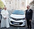 Opel übergibt Ampera-e an Papst Franziskus